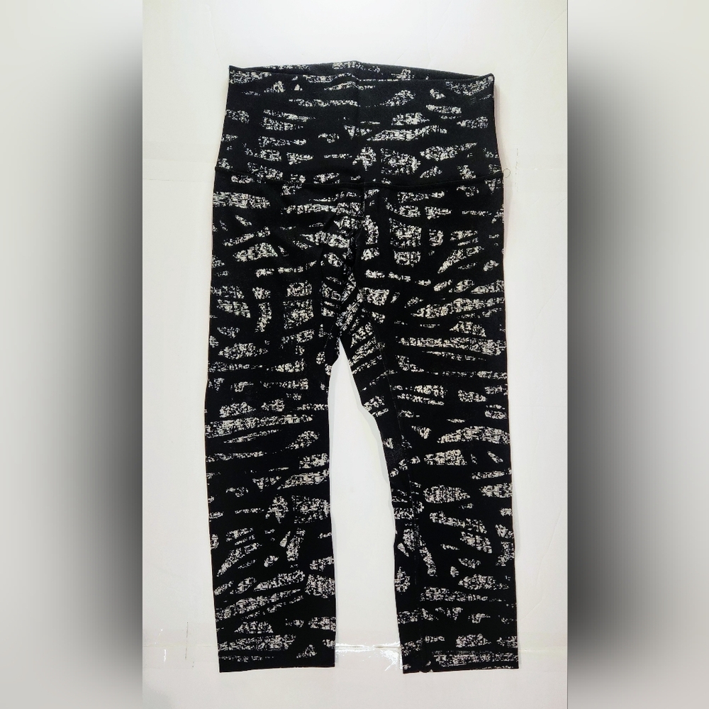 Lululemon High Times Pants Black White Cropped 3/4 Leggings High Rise SZ 8. 0063